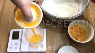 喷鼻橙奶油司康，苦涩橙喷鼻战奶油浓重，带去丰硕条理感。的做法步调：4