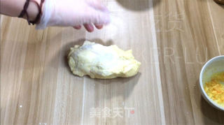 喷鼻橙奶油司康，苦涩橙喷鼻战奶油浓重，带去丰硕条理感。的做法步调：11