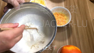 喷鼻橙奶油司康，苦涩橙喷鼻战奶油浓重，带去丰硕条理感。的做法步调：3
