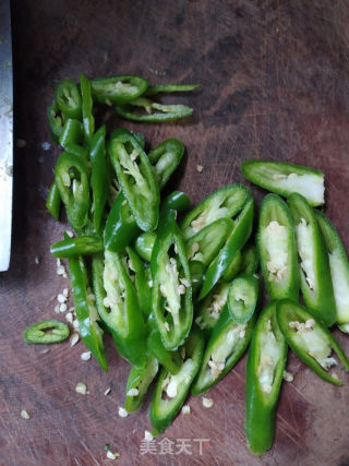 鲍鱼辣椒炒肉的做法步调：2