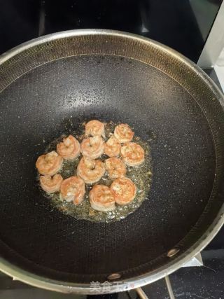 蒜苗炒虾仁的做法步调：4