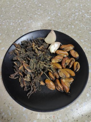 菜干咸骨粥的做法步调：3