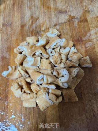 辣椒爆炒卤年夜肠的做法步调：2