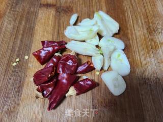 辣椒爆炒卤年夜肠的做法步调：3