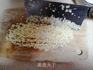炸蒜蓉酱的做法步调：1