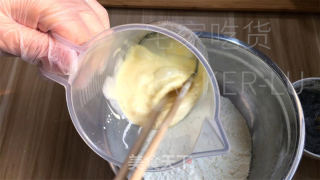 乌芝麻糊千层司康，金黄酥坚，层层叠叠，苦度适中，恰如其分。的做法步调：5