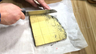 乌芝麻糊千层司康，金黄酥坚，层层叠叠，苦度适中，恰如其分。的做法步调：14