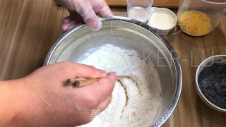 乌芝麻糊千层司康，金黄酥坚，层层叠叠，苦度适中，恰如其分。的做法步调：2