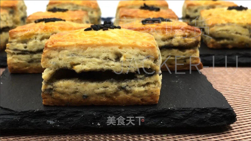 乌芝麻糊千层司康，金黄酥坚，层层叠叠，苦度适中，恰如其分。的做法