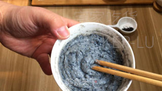 乌芝麻糊千层司康，金黄酥坚，层层叠叠，苦度适中，恰如其分。的做法步调：1