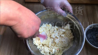 乌芝麻糊千层司康，金黄酥坚，层层叠叠，苦度适中，恰如其分。的做法步调：7