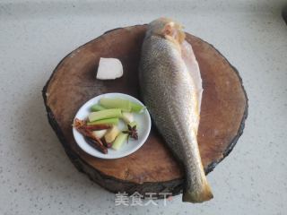 白烧黄花鱼的做法步调：1