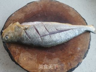白烧黄花鱼的做法步调：2