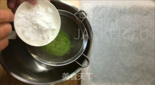 乌金抹茶卷，奶油喷鼻醇取抹茶苦苦融合正在一同，带去的美好心感。的做法步调：17