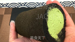 乌金抹茶卷，奶油喷鼻醇取抹茶苦苦融合正在一同，带去的美好心感。的做法步调：27