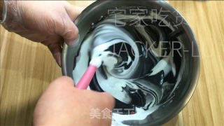 乌金抹茶卷，奶油喷鼻醇取抹茶苦苦融合正在一同，带去的美好心感。的做法步调：8