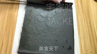 乌金抹茶卷，奶油喷鼻醇取抹茶苦苦融合正在一同，带去的美好心感。的做法步调：16