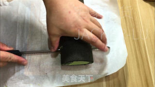 乌金抹茶卷，奶油喷鼻醇取抹茶苦苦融合正在一同，带去的美好心感。的做法步调：24