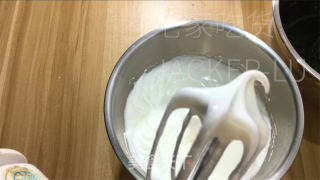 乌金抹茶卷，奶油喷鼻醇取抹茶苦苦融合正在一同，带去的美好心感。的做法步调：7