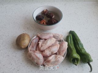 鸡翅烧土豆的做法步调：1