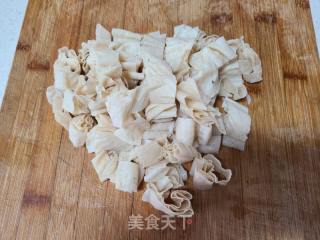 芹菜叶炒干豆皮的做法步调：3