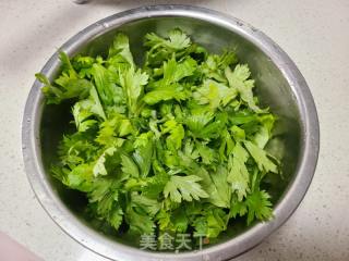 芹菜叶炒干豆皮的做法步调：1