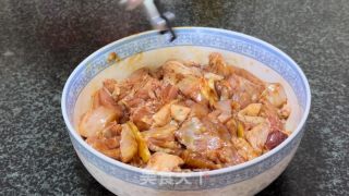 死蚝焖鸡的做法步调：3