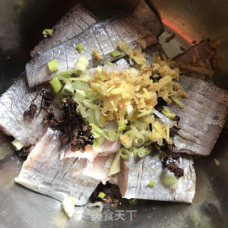 干炸带鱼的做法步调：3