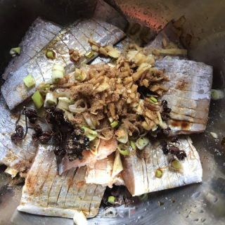 干炸带鱼的做法步调：4