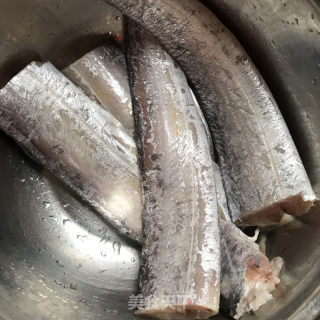 干炸带鱼的做法步调：1