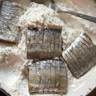干炸带鱼的做法步调：6