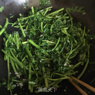 蒜泥炒茼蒿的做法步调：5