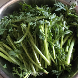 蒜泥炒茼蒿的做法步调：1