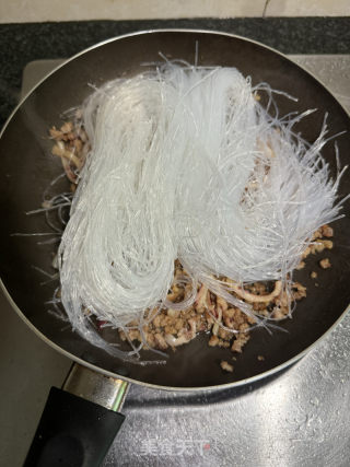 肉沫干鱿鱼炒粉丝的做法步调：8