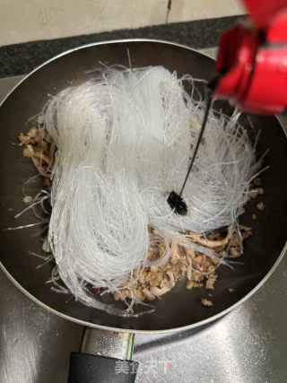 肉沫干鱿鱼炒粉丝的做法步调：9