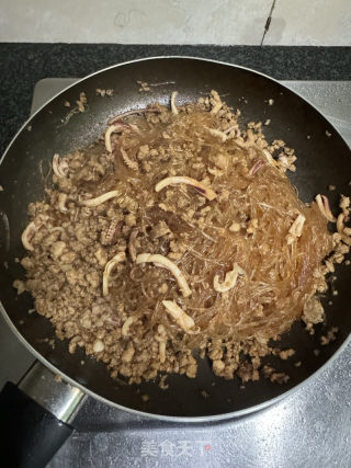 肉沫干鱿鱼炒粉丝的做法步调：11