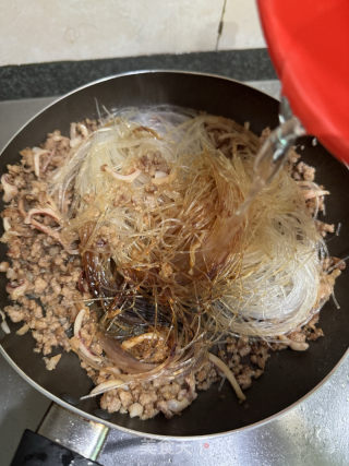 肉沫干鱿鱼炒粉丝的做法步调：10