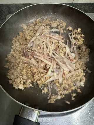 肉沫干鱿鱼炒粉丝的做法步调：6