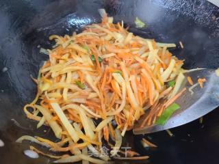 白皮土豆炒白萝卜丝的做法步调：6