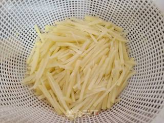 白皮土豆炒白萝卜丝的做法步调：3