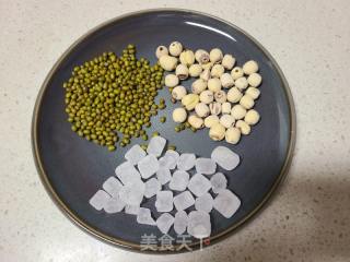 冰糖莲子浆的做法步调：1