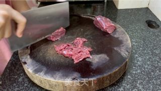 番茄炒鸡蛋牛肉的做法步调：1