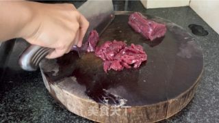 喷鼻干炒牛肉的做法步调：1