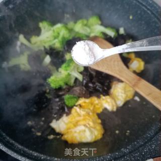 木耳西兰花炒蛋的做法步调：7