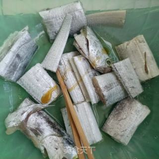 玉米里煎带鱼的做法步调：3
