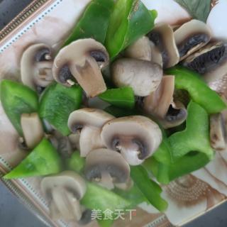 心蘑圆椒炒八爪鱼的做法步调：5
