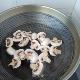 心蘑圆椒炒八爪鱼的做法步调：2