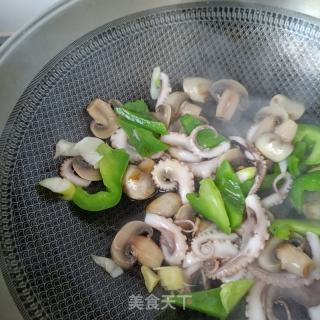 心蘑圆椒炒八爪鱼的做法步调：10