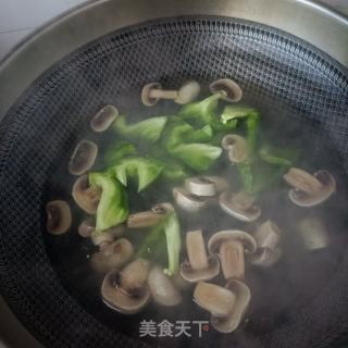 心蘑圆椒炒八爪鱼的做法步调：3
