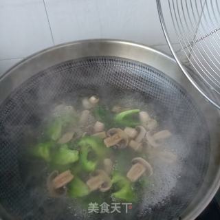 心蘑圆椒炒八爪鱼的做法步调：4